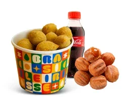 Baldinho colorido cheio de mini coxinhas, com refrigerante
