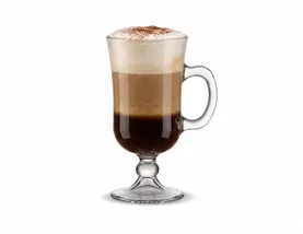 Cappuccino servido em taça de vidro