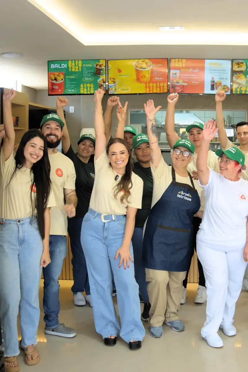 Equipe Brasileirisse comemorando em frente ao balcão da loja