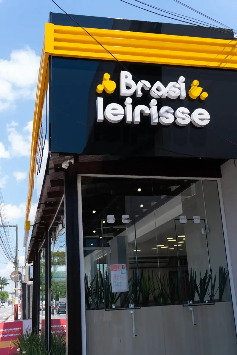 Fachada preta de uma loja Brasileirisse com letreiro e marquise amarela